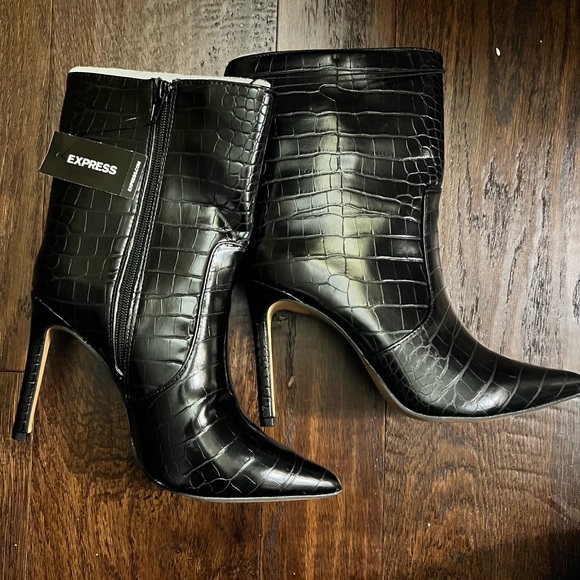 Express woman’s  Heel Boots - Picture 3 of 5